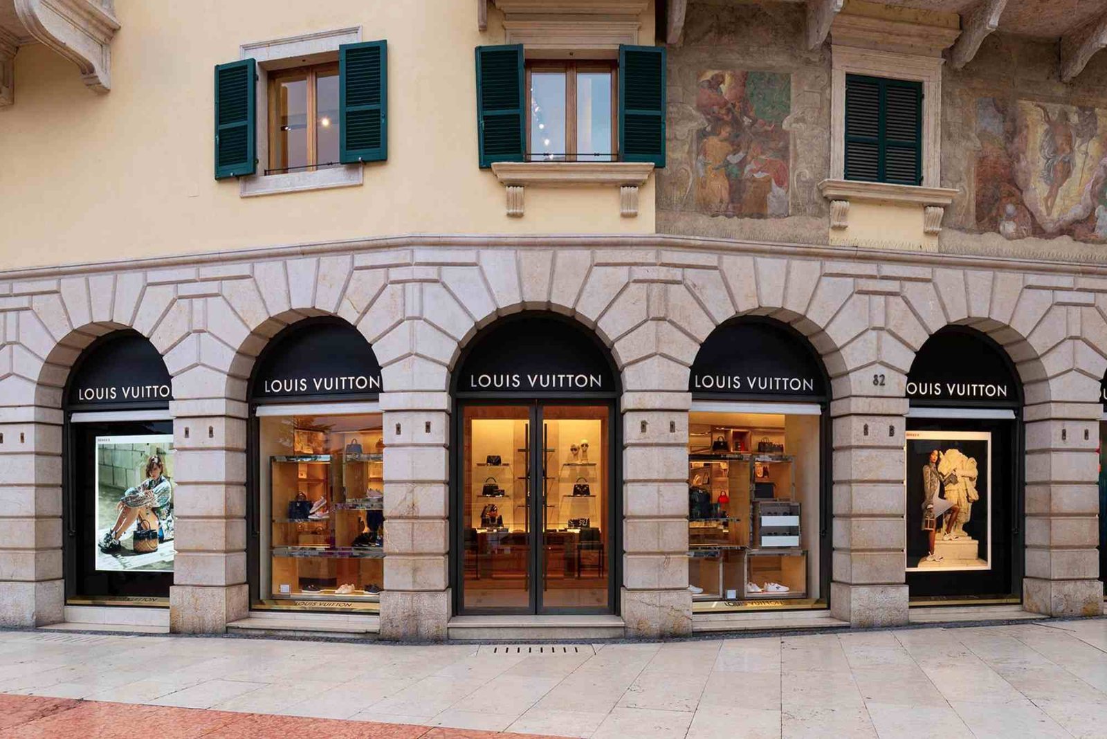 Italy Verona: Via Mazzini and Old Town Boutiques