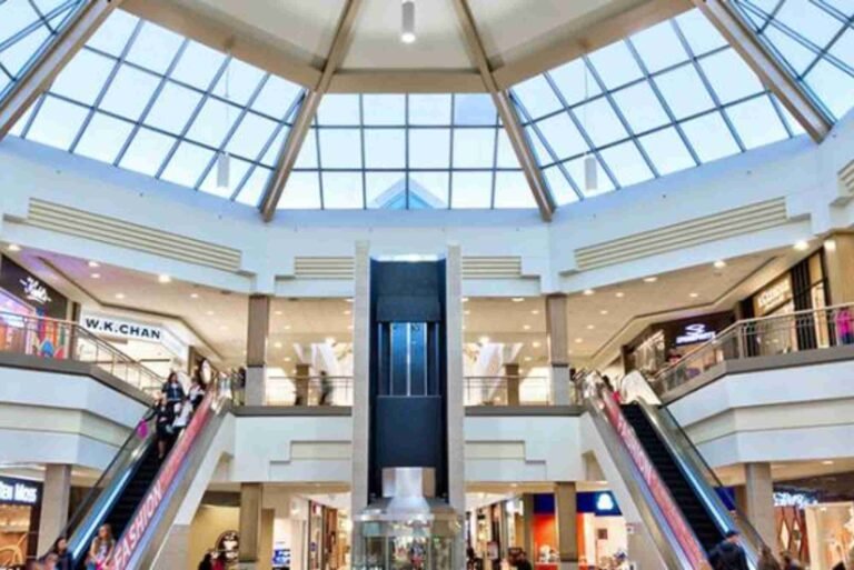 Winnipeg Shopping At CF Polo Park